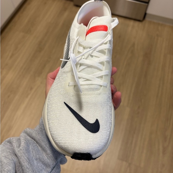 Nike zoom invincible white and red running shoes - Picture 2 of 7